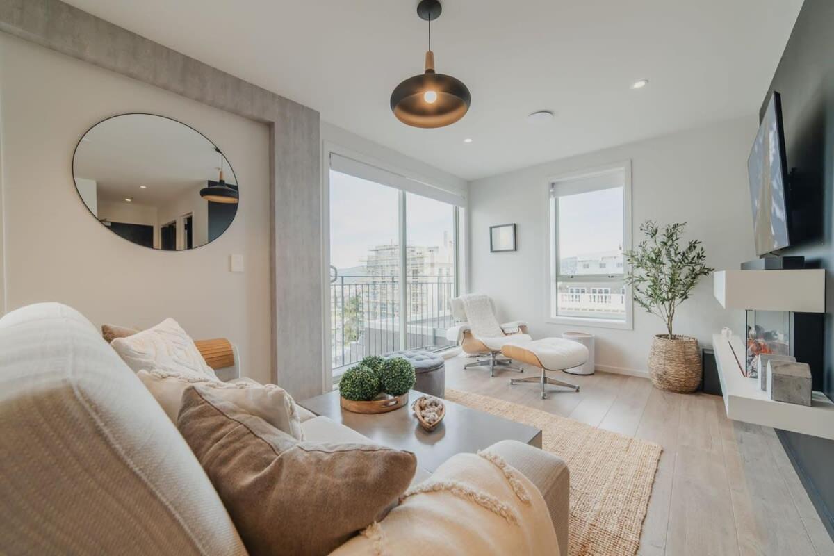 Penthouse Perfection - 2BR Elegance on Worcester St - B&B