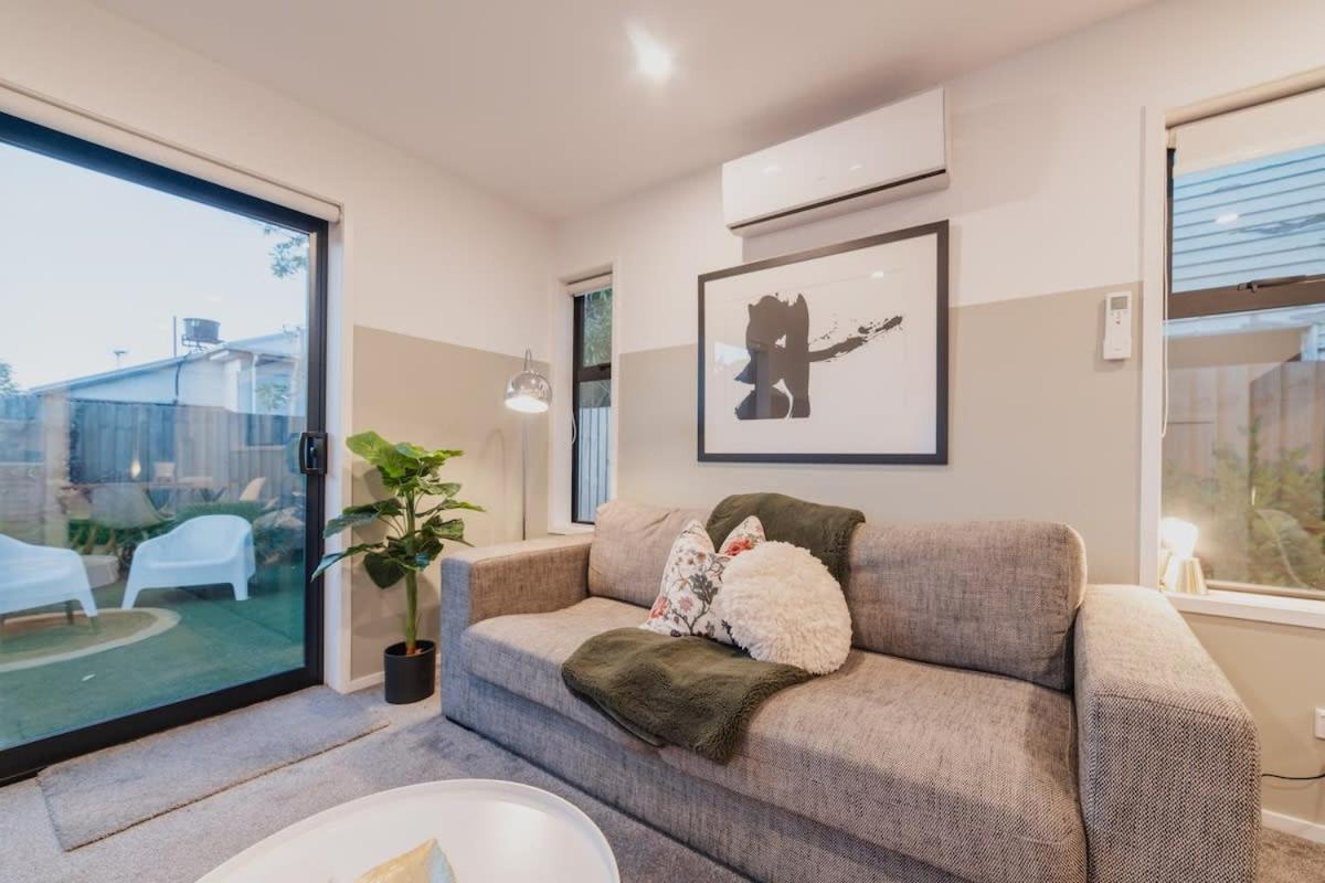 Misty Meadows Manor - Your Urban Oasis - B&B Christchurch