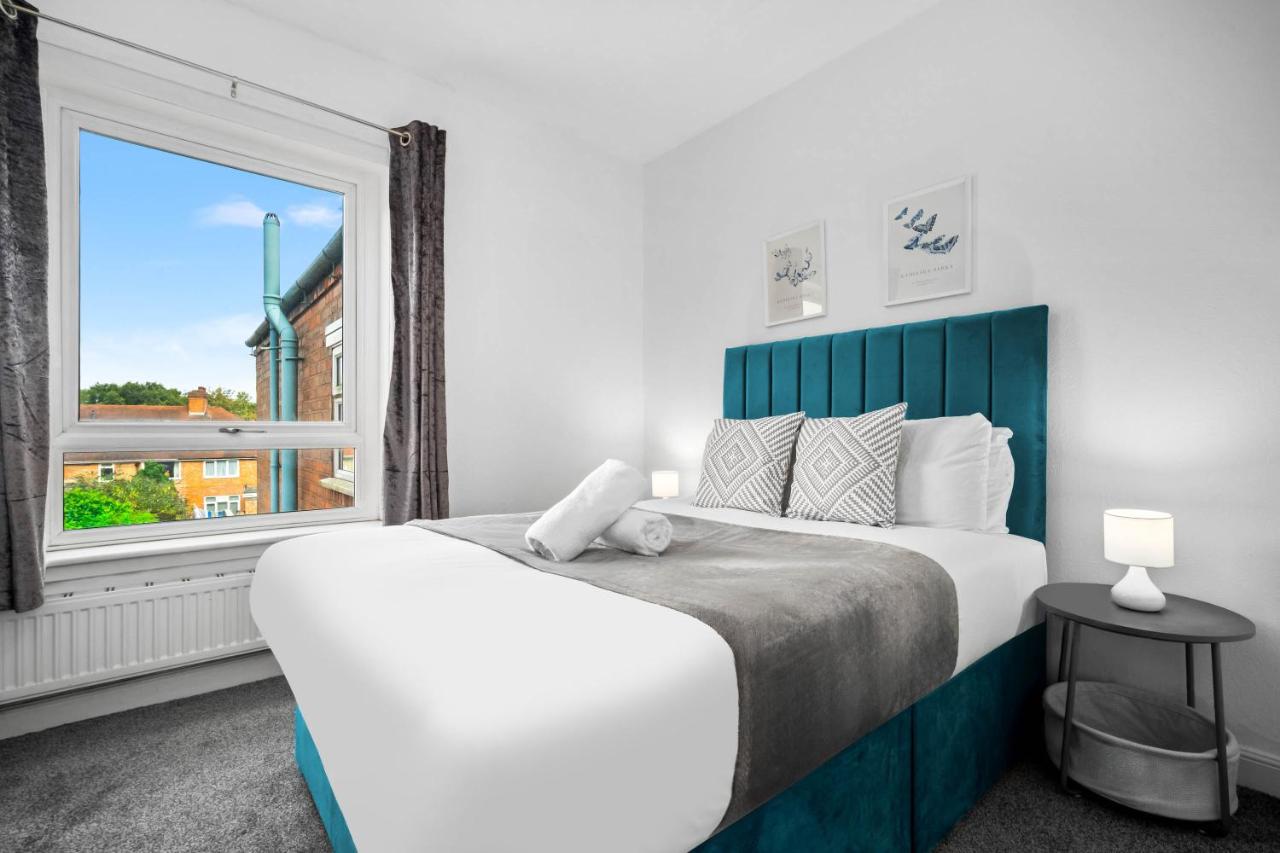 Recently Renovated 3 Bedroom House - Parking - Garden - Excellent Location - Top Rated - 181A - Ferienwohnung