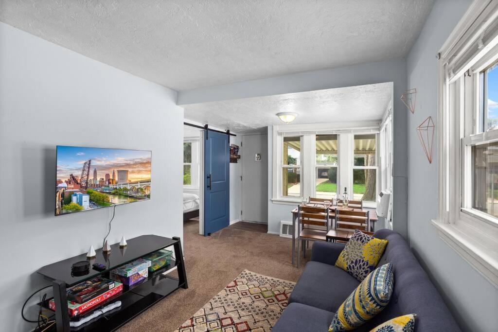 Cozy Bungalow 10 Min to DTWN CLE - B&B