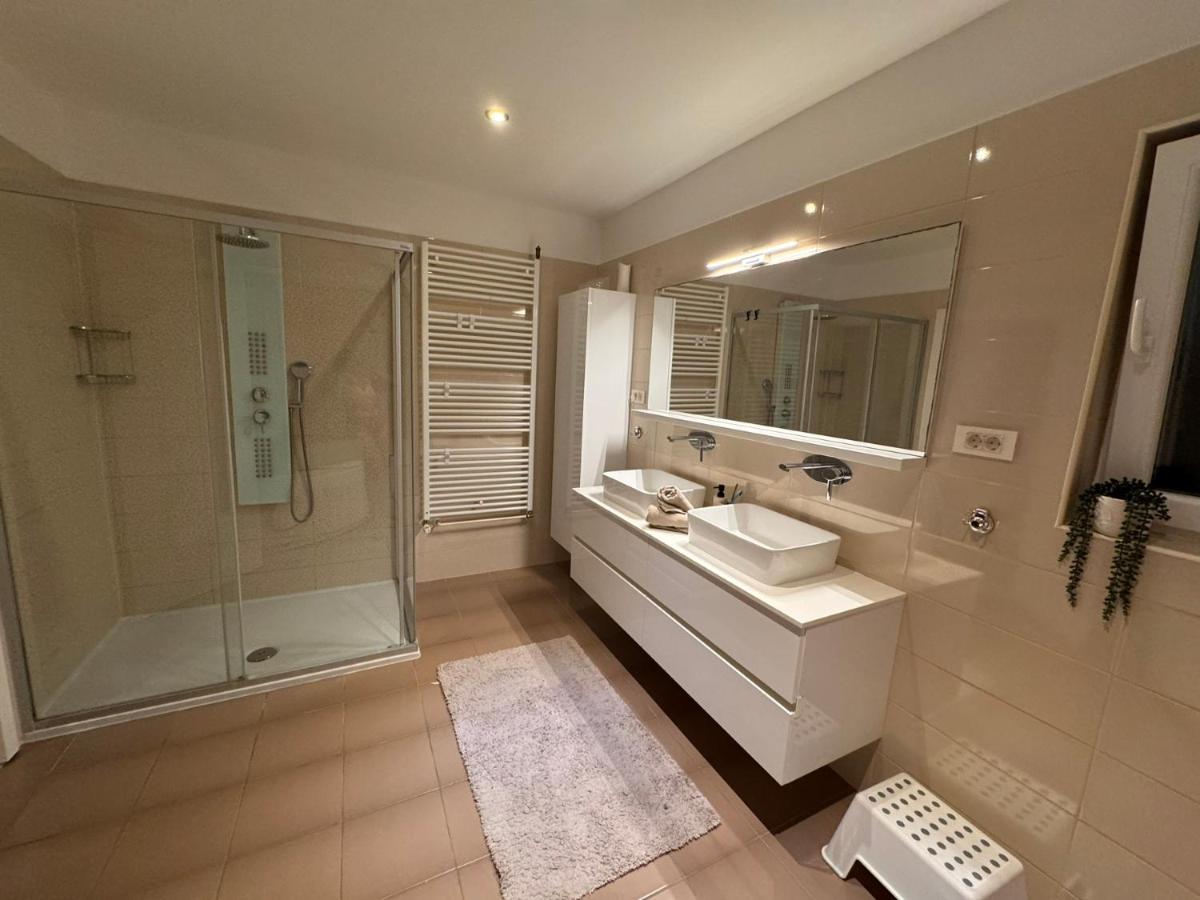 Appartamento con 3 Camere da Letto e Vista Mare