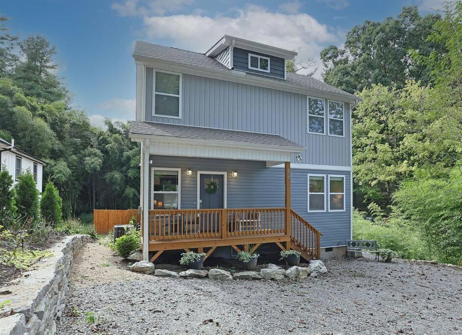 Bungalow Dream w Hot Tub, Fenced Yard & Fire Pit - Bed and Breakfast