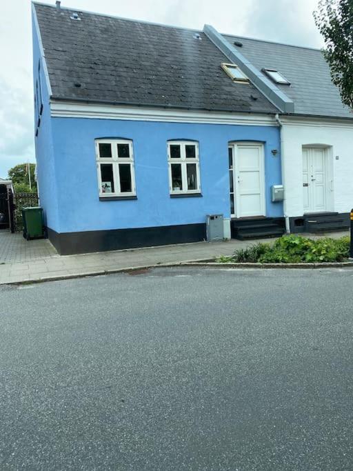 Lille blå byhus centralt - B&B