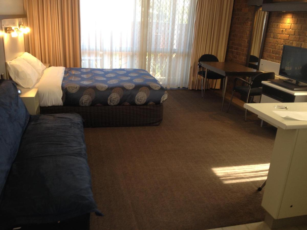 Estudio con cama grande y sofá
