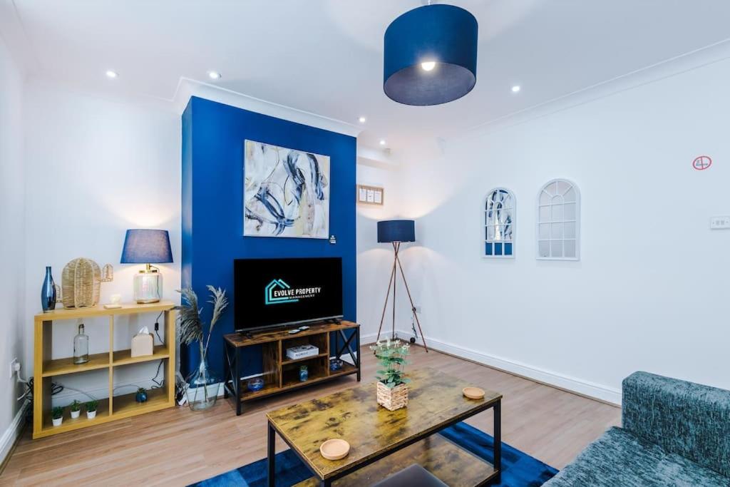 Stylish Home, Games Room, Sleeps 6, Large Driveway, Perfect For Groups - B&B