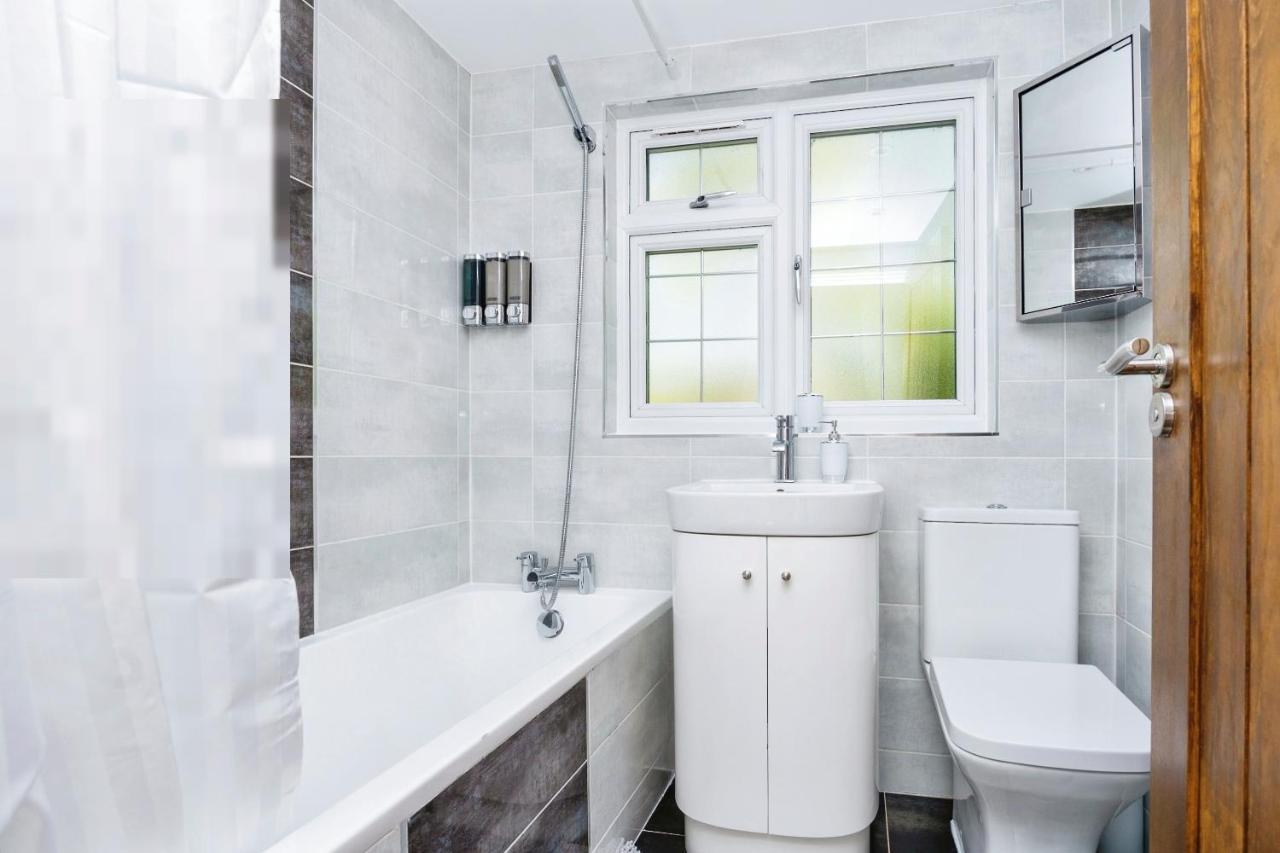 Modern Detached 4-Bedroom 2-Bath Home, Guildford - B&B Stoughton