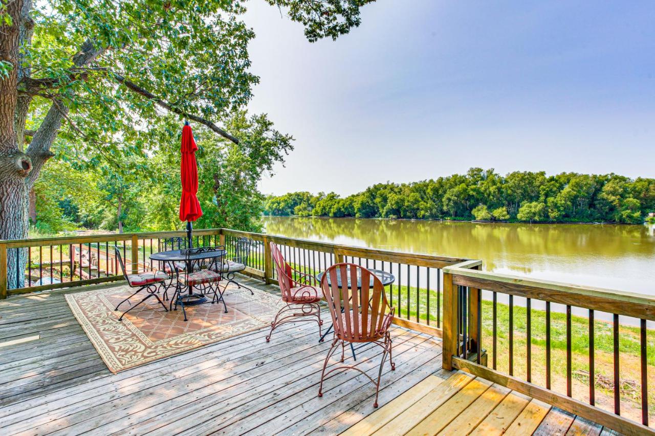 Lakefront Home with Patio in Havana! - B&B