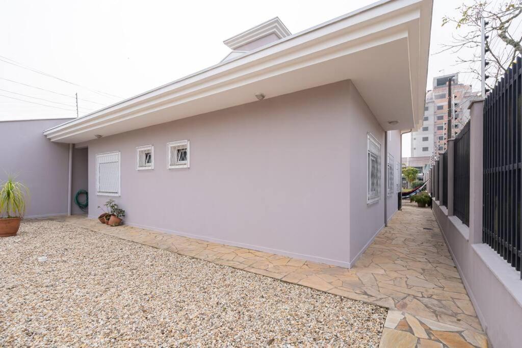 Casa Completa com Piscina Churrasqueira Sinuca Wi-Fi e Garagem para 4 Carros a 350m da Praia Acomoda 12 Pessoas, 4 Quartos com Ar-Condicionado - B&B