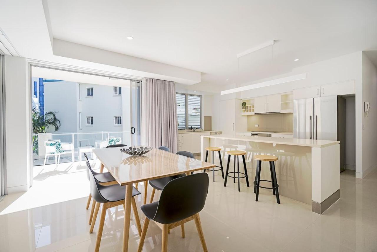 'Dee-Ell Place' A Beachside Entertainer's Dream - B&B Gold Coast