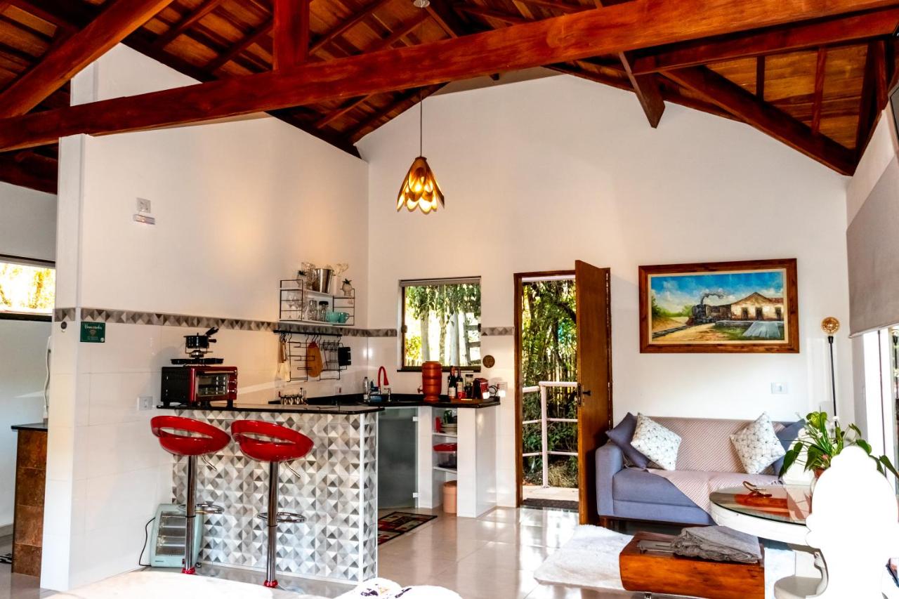 Chalé Canto do Galo 1 - Hidro da Jacuzzi, Lareira Ecológica, Cozinha Completa, Wi-Fi 80mbps, próximo a comércio local e relaxando ao som do riacho - Chambres d’hôtes