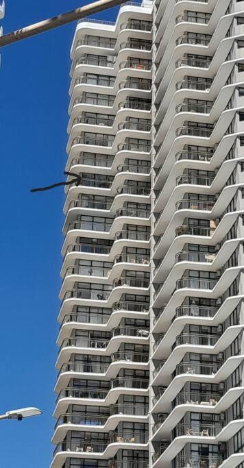 SURFERS PARADISE ABSOLUTE BEACHFRONT WITH VIEWS, HIGH LEVEL 1br Apt - IDEAL FOR COUPLES or 2 PPL TRAVELLING TOGETHER - B&B