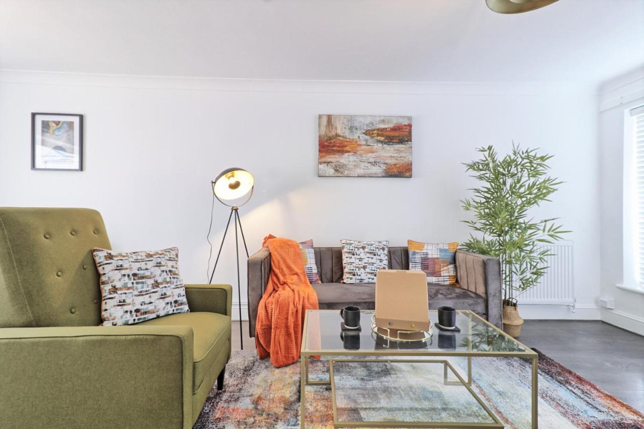 Stylish 3 bedroom House In Grt Gregorie Basildon & Essex - Free Wifi, Parking, Dedicated Office & Private Garden - Chambres d'hôtes Basildon