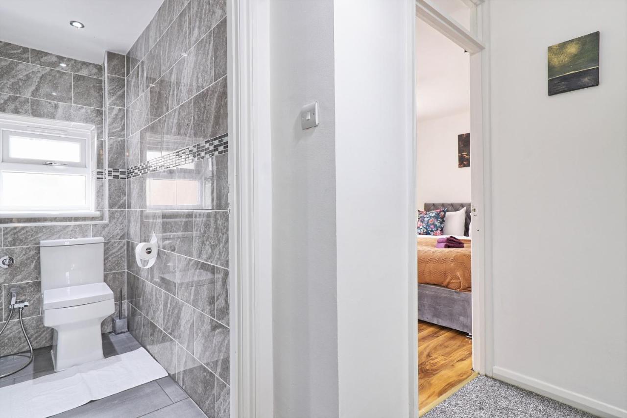 Stylish 3 bedroom House In Grt Gregorie Basildon & Essex - Free Wifi, Parking, Dedicated Office & Private Garden - Chambres d'hôtes Basildon