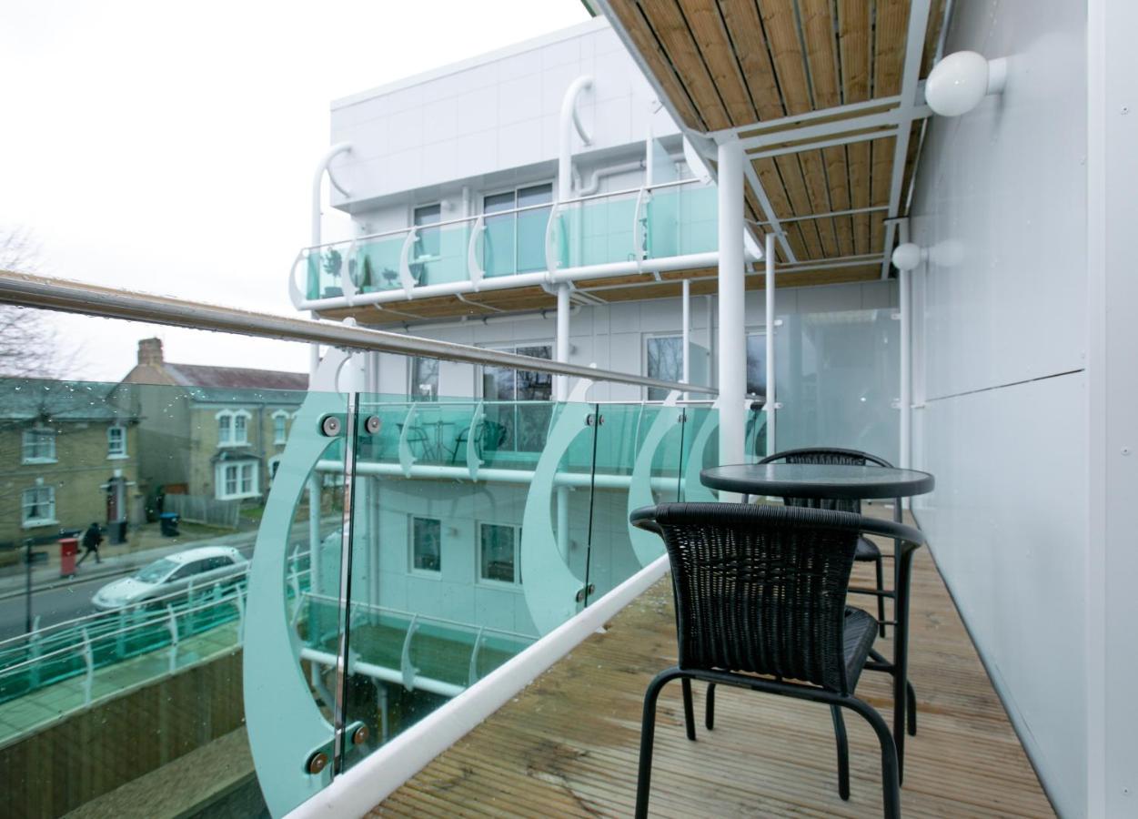 Stunning 1-Bedroom Apartment with Private Balcony - Tower Point, Enfield - Ferienwohnung