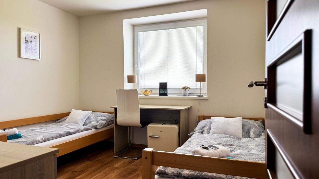 Zweibettzimmer mit Balkon