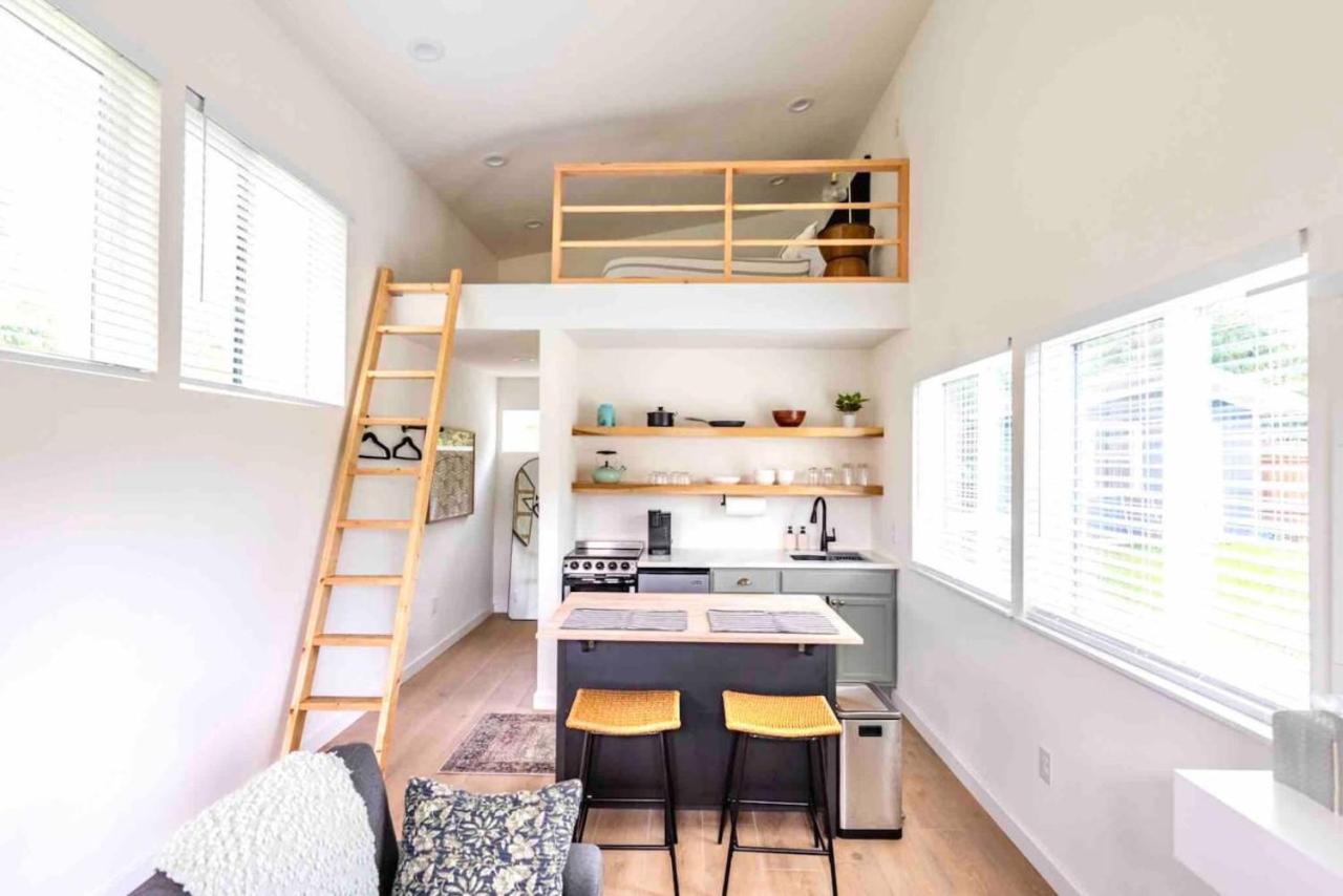 Extended Stay Retreat - Cozy yet Spacious Tiny Gem - B&B Austin