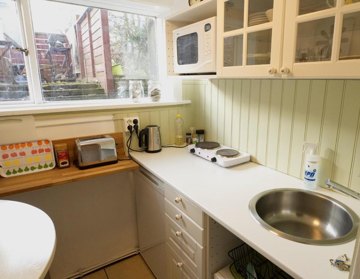 Main street X-small, ensuite bathroom and own kitchen - B&B Reikiavik