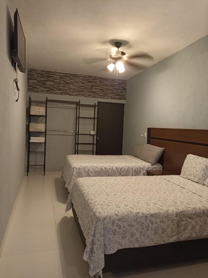 Habitación con 2 camas grandes