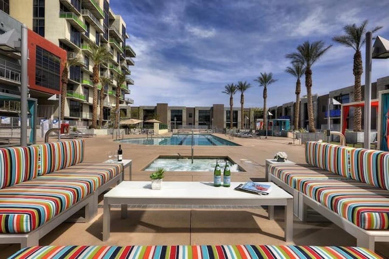 Balcony Luxury High Rise Downtown Fremont Casinos - B&B Las Vegas