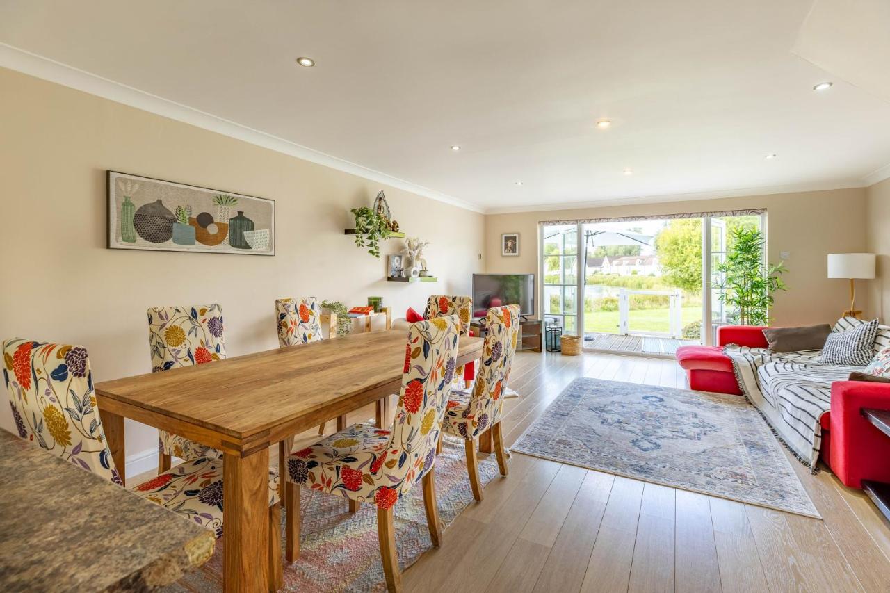 Rose Lake View, 3 Bed Luxury Cotswolds Lake House, South Cerney, Cirencester - Chambres d'hôtes South Cerney