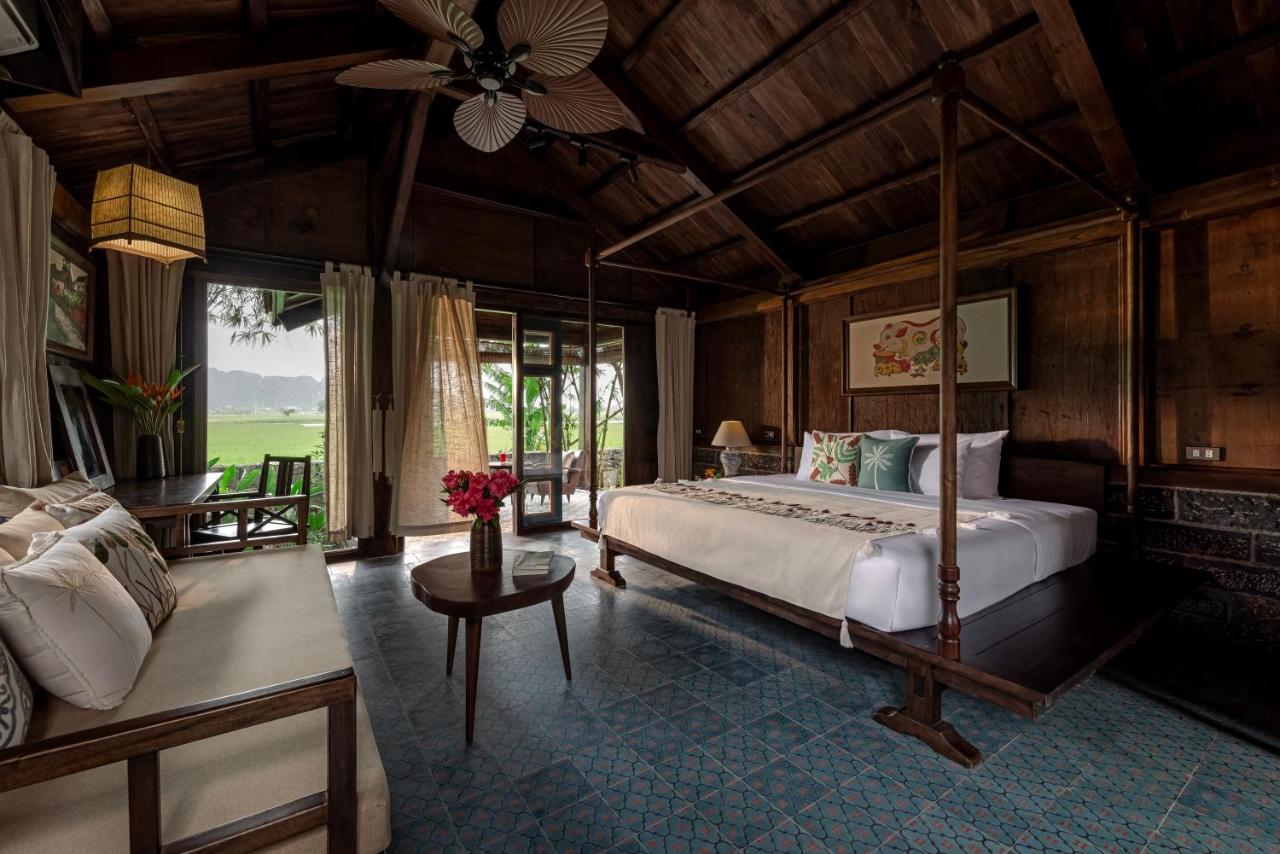 Habitación con cama extragrande y vistas a la montaña