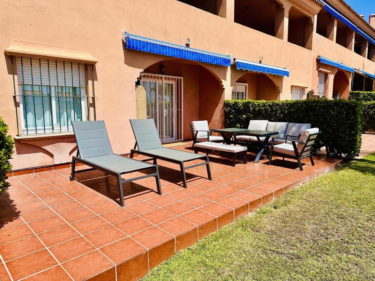 Coastal Apartment-Sleeps 5 Pool Garden ACon FreeP - Ferienwohnung Estepona