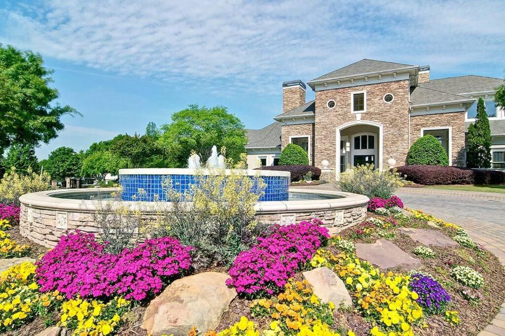 The Golden Noir Retreat-Buckhead - B&B
