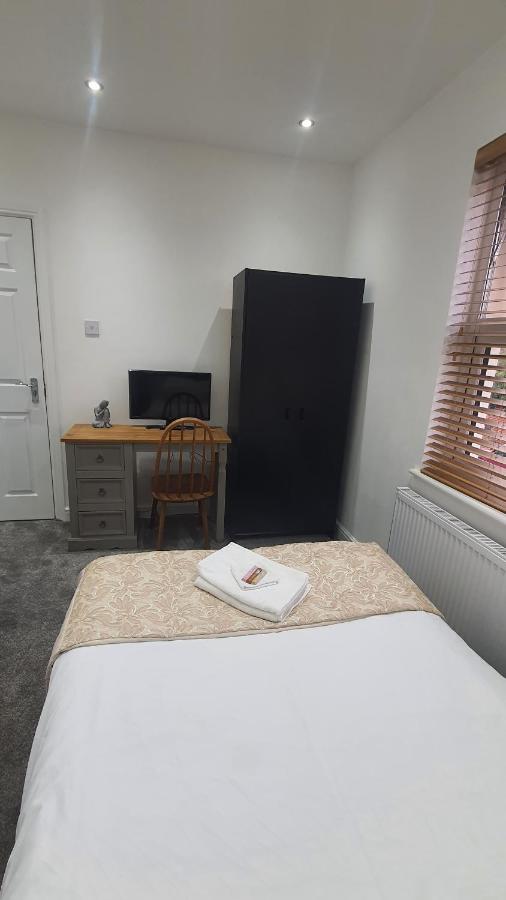 Highfield House - Ensuite, Parking, Wifi, Smart TV, Self Catering - Serving Contractors, Tourists, Santa Pod & Silverstone!!! - Bed and Breakfast