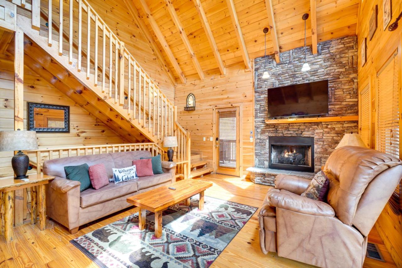 Sevierville Cabin with Hot Tub about 4 Mi to Natl Park! - B&B