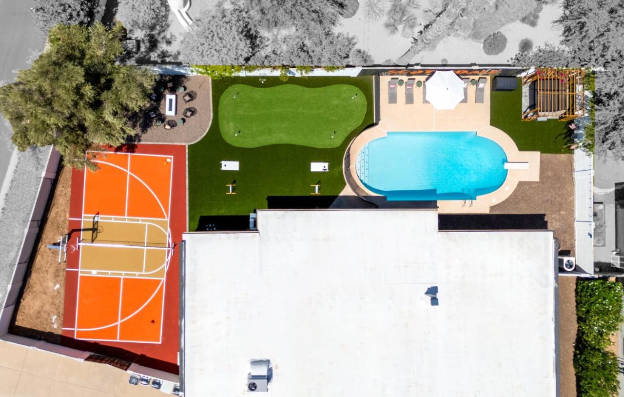 Pickleball Court~ Hot Tub & Pool~ Mini Golf~Games - B&B Phoenix