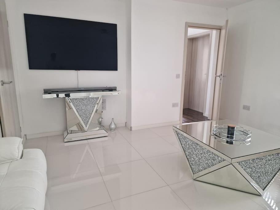 New build modern high spec house - B&B