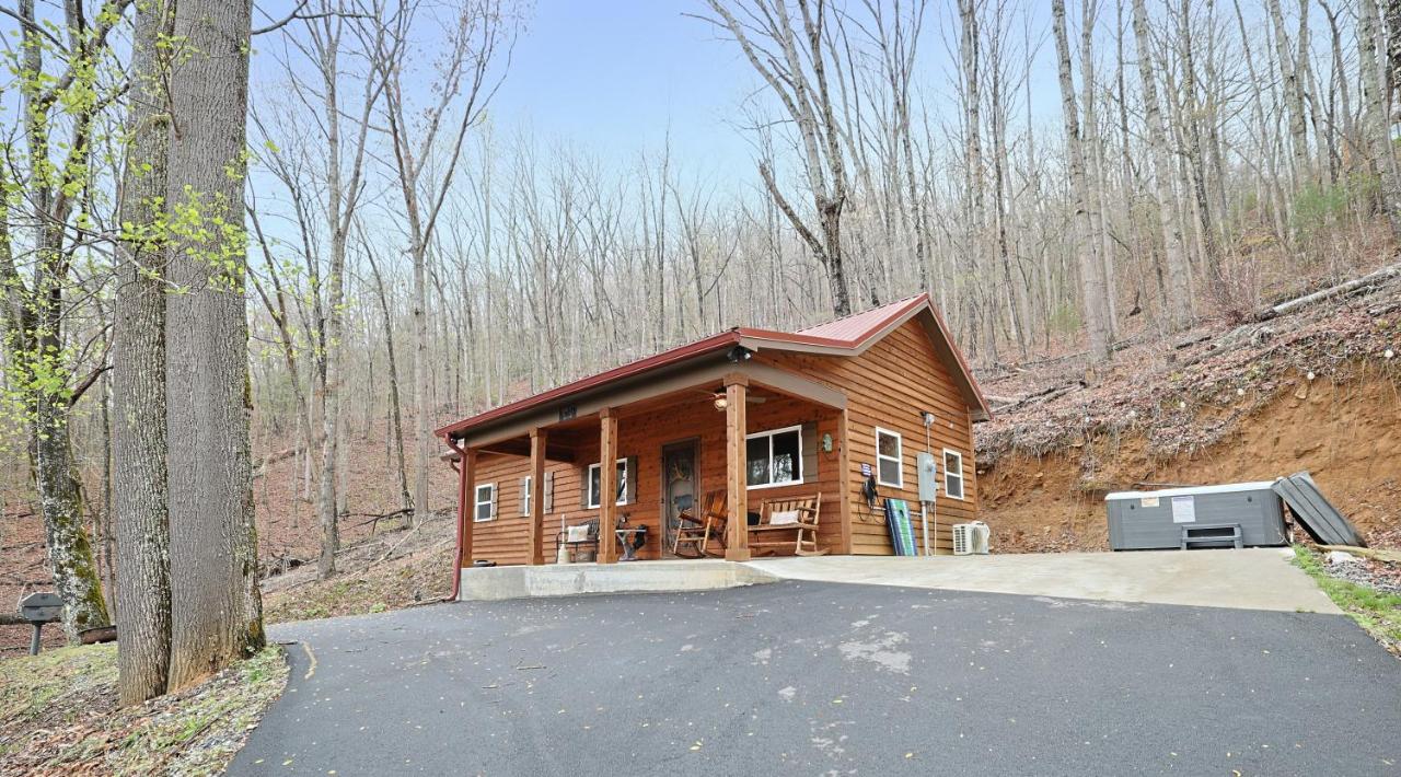 Couples Retreat Cabin w HotTub & EV Charger Bryson - B&B Bryson City
