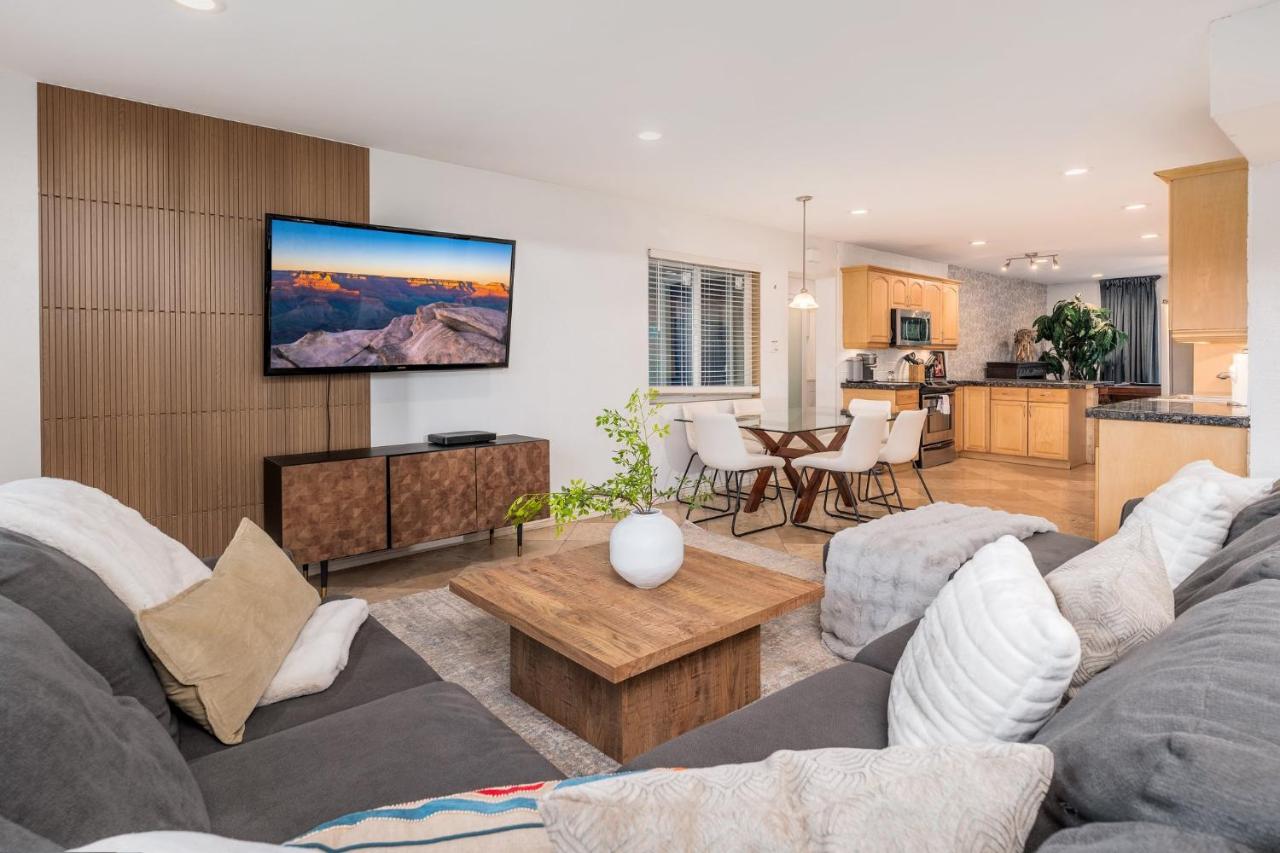 Ultimate, Scottsdale Getaway! Pool, BBQ, Sleeps 14 - B&B Scottsdale