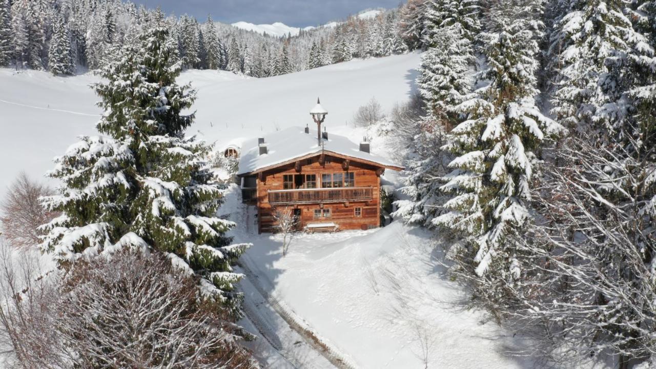 Luxury old wood mountain chalet in a sunny secluded location with gym, sauna & whirlpool - Ferienwohnung