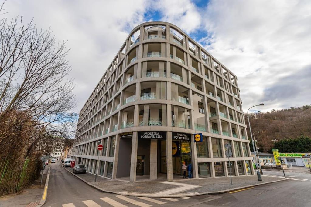 On-site Free Parking, 12 to min Centre, Supermarket - B&B Prague