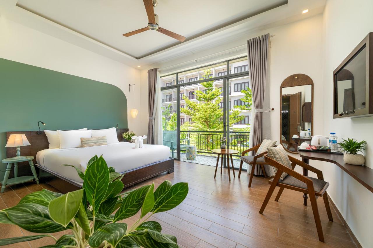 Deluxe Double Room with Balcony | 1 year voucher to freely change your stay date