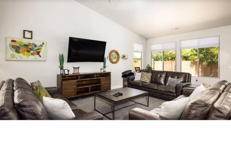 Spacious 5 bedroom house with pool access! - Ferienwohnung