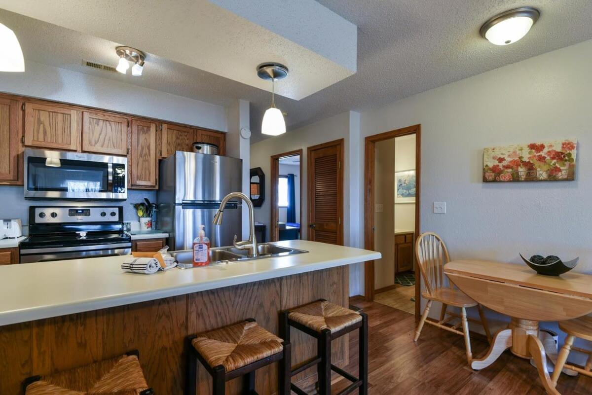 Divine 9 Condo -Fishing Lake & Hiking Trails - Chambres d'hôtes Reeds Spring