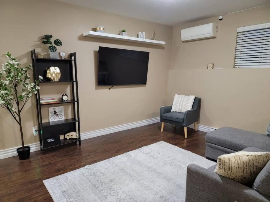 Cozy basement in the city - B&B