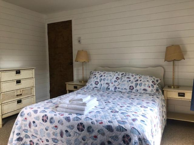 Captain's Quarters - Bed and Breakfast Avon
