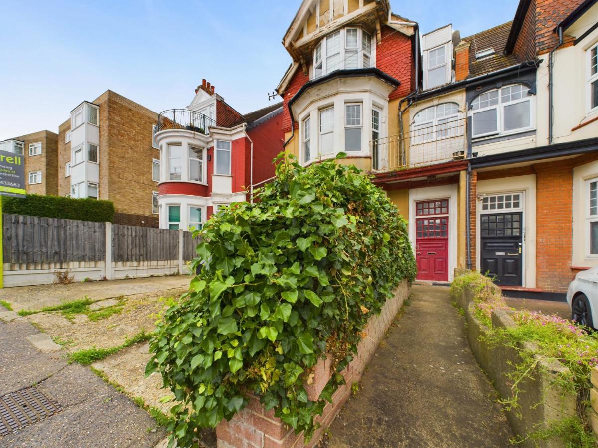Modern 1-Bedroom Retreat in Westcliff with Fully Equipped Kitchen and Streaming Services - B&B