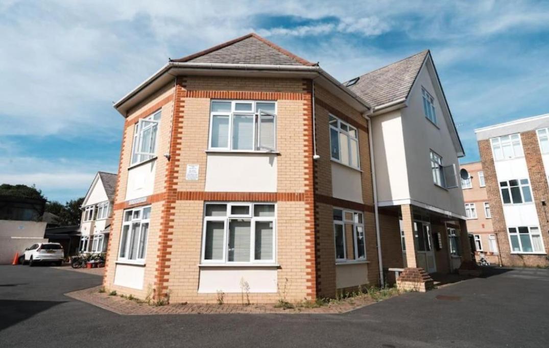 2 bedroom, Parking, Hounslow St - B&B