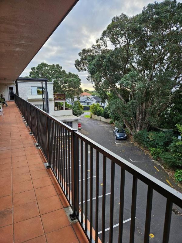 Book Now Affordable Cute Cozy studio with Carpark 23 - B&B