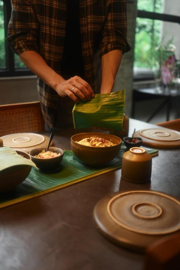 Bhadra - The Estate Villa - Bed and Breakfast Wondh