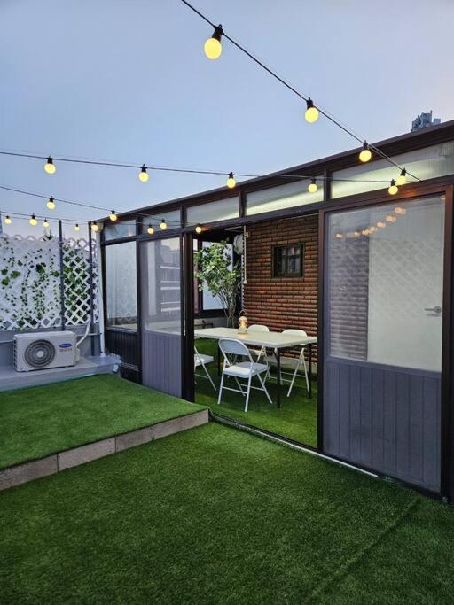 Yongsan Cozy Castle with Rooftop Garden for Families - B&B