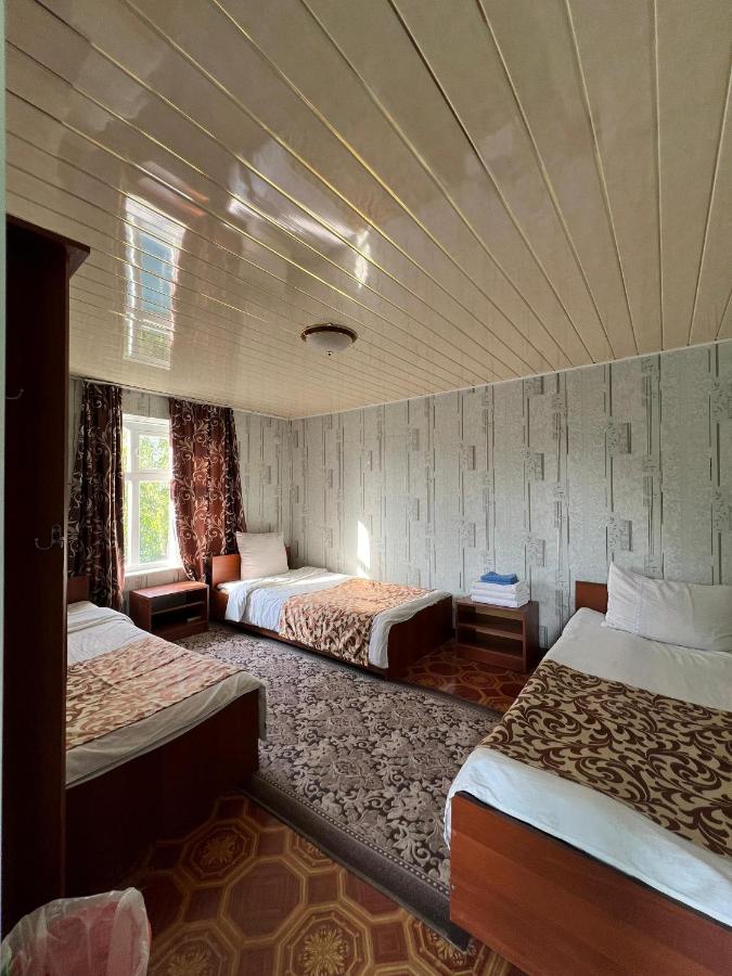 Dreibettzimmer mit Bergblick