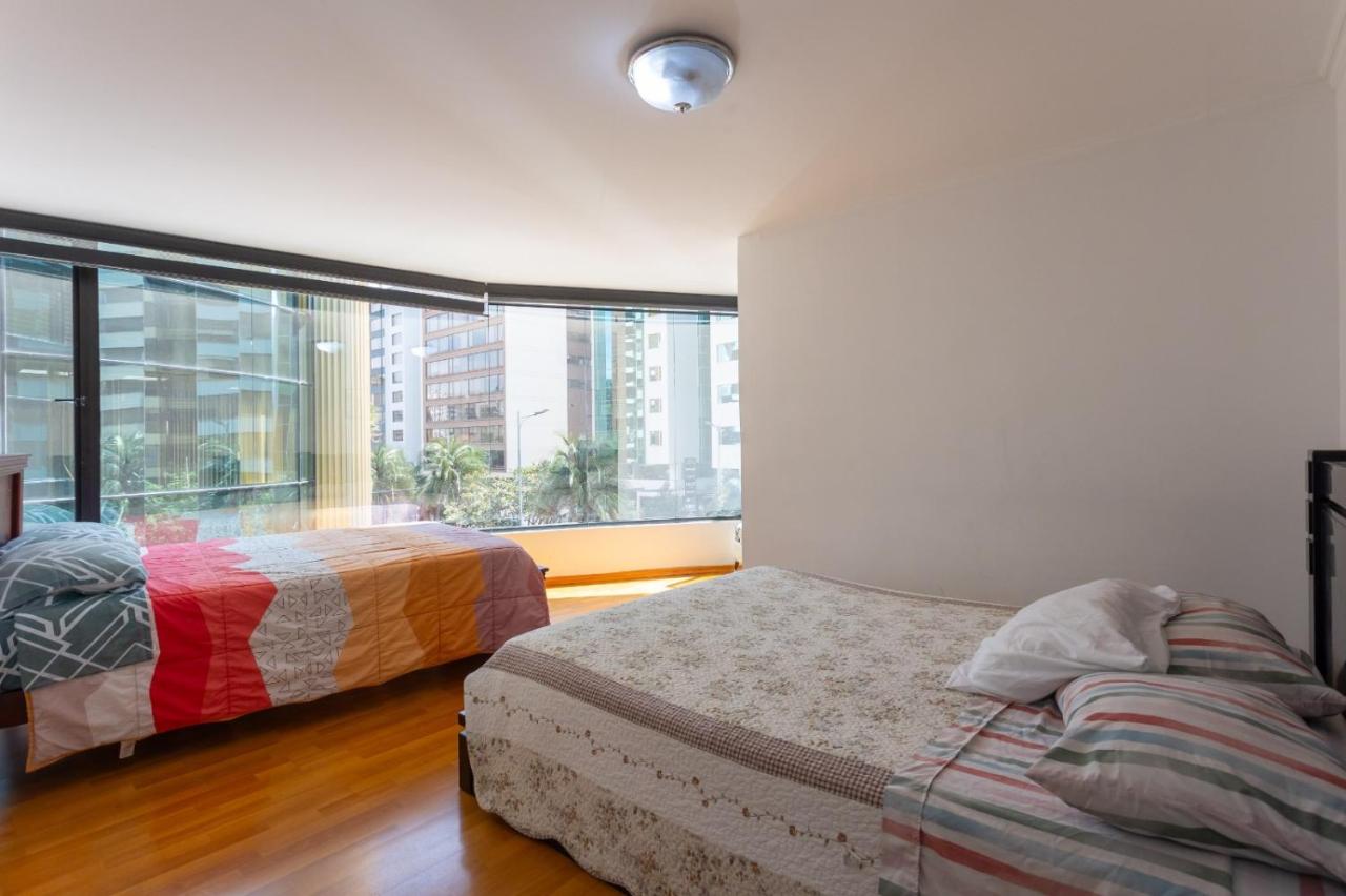 Departamento familiar con vista, 4 habitaciones, 10 personas, 5 camas, 3 baños, 2 parqueaderos, agua caliente, wiffi, a 20 metros del Quicentro Shooping y Estadio Olimpico - B&B