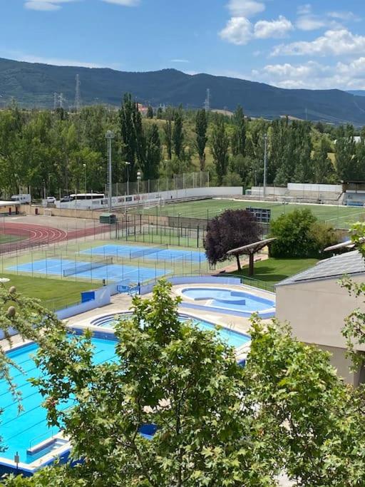 Súper exterior, vistas, amplio y muy agradable! - B&B Jaca