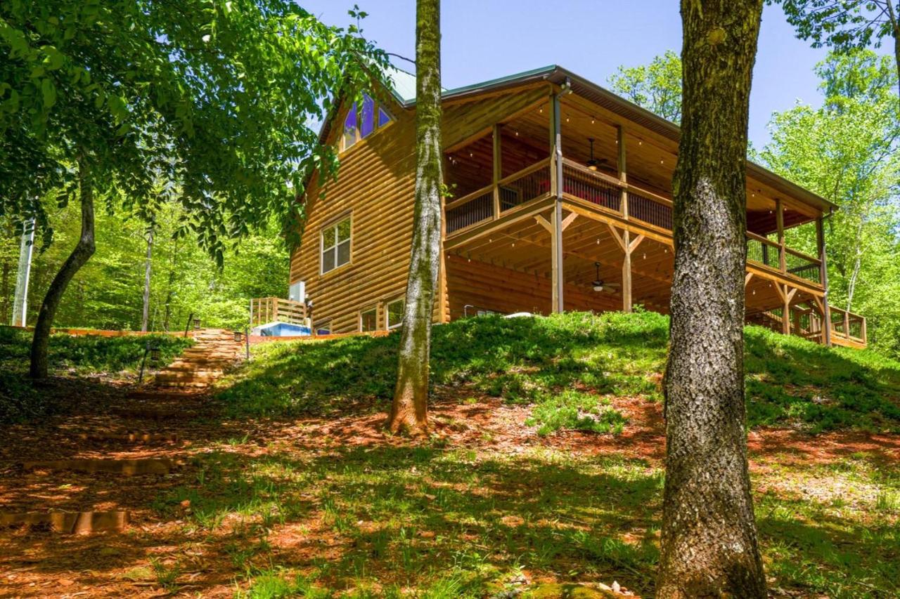 Foothills Family Retreat - 7 Bedrooms, Hot Tub - B&B