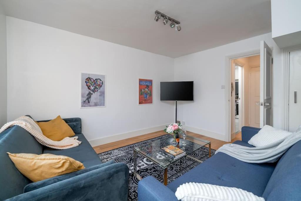 New 4BD Stylish Apartment with Amazing Transport - B&B